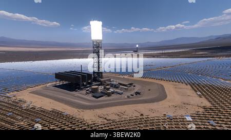 Fotografia aerea dell'Ivanpah Solar Electric Generating System a Ivanpah, California, il 25 maggio 2025. Si tratta di una centrale termica concentrata di proprietà di NRG Energy. Foto di Francis Specker Foto Stock