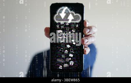 Concetto di cloud computing: Un uomo utilizza uno smartphone per caricare e scaricare risorse IT tramite tecnologia cloud, con codice binario, flussi di dati e netwo Foto Stock