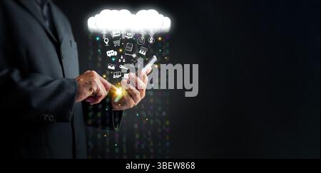 Concetto di cloud computing: Un uomo utilizza uno smartphone per caricare e scaricare risorse IT tramite tecnologia cloud, con codice binario, flussi di dati e netwo Foto Stock