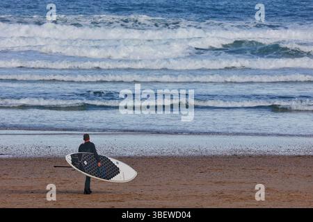 Polzeath, Cornovaglia, Regno Unito. 30 maggio 2025. Meteo nel Regno Unito: I surfisti si dirigono verso le onde con un bell'inizio di giornata soleggiato a Polzeath Beach, in Cornovaglia, prima di un weekend caldo previsto in tutto il Regno Unito. Crediti: Nidpor/Alamy Live News Foto Stock