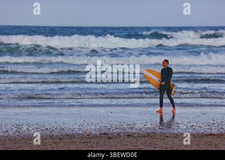 Polzeath, Cornovaglia, Regno Unito. 30 maggio 2025. Meteo nel Regno Unito: I surfisti si dirigono verso le onde con un bell'inizio di giornata soleggiato a Polzeath Beach, in Cornovaglia, prima di un weekend caldo previsto in tutto il Regno Unito. Crediti: Nidpor/Alamy Live News Foto Stock
