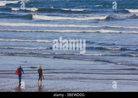 Polzeath, Cornovaglia, Regno Unito. 30 maggio 2025. Meteo nel Regno Unito: I surfisti si dirigono verso le onde con un bell'inizio di giornata soleggiato a Polzeath Beach, in Cornovaglia, prima di un weekend caldo previsto in tutto il Regno Unito. Crediti: Nidpor/Alamy Live News Foto Stock