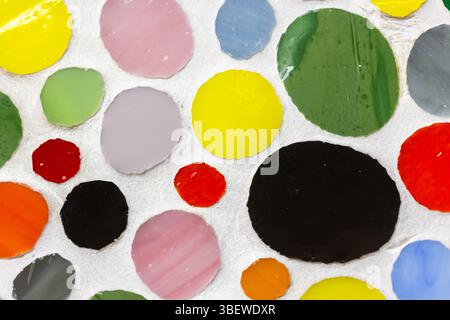 Vivace opera a mosaico con una disposizione astratta di vivaci motivi circolari riempiti di colore. Ideale per temi di creatività, design e arte Foto Stock