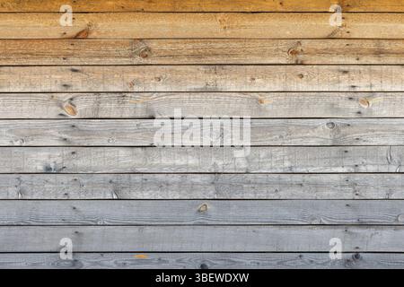 Un primo piano di una parete rustica in legno che mostra motivi di grana e sfumature naturali, ideale per sfondi e progetti di design. Testo della foto di sfondo Foto Stock