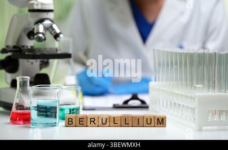 Conduzione di un esperimento di laboratorio che coinvolge becher e un microscopio per lo studio scientifico Foto Stock