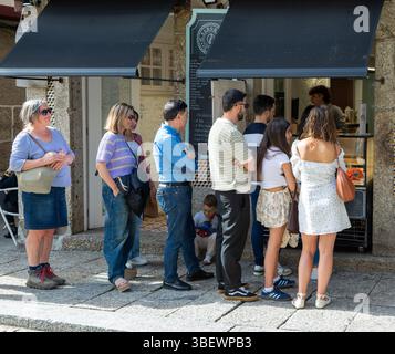 Fila di persone in fila per il gelato, Guimaraes, Portogallo settentrionale, Europa Foto Stock