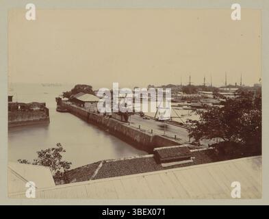 Bombay, Stewart, F.B., Vista dei moli nel porto di Bombay, verso - scritto a mano, parte di album di viaggio con foto delle attrazioni di Marsiglia, Port Said, Aden, Bombay, Colombo, Singapore e India olandese., fotografia, foto, rivista di album, foto, fotografato da F.B. Stewart, recto in basso a destra - predicato, Bombay. Banchine., altezza 241 mm, larghezza 329 mm, fotografo, 1870 - 1910, terzo quarto ottocento, quarto ottocento, primo novecento, cartone, carta, carta fotografica, carta fotografica, carta fotografica, stampa diurna in gelatina d'argento Foto Stock