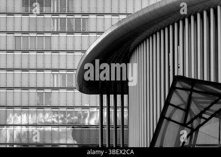 Dettaglio architettonico bianco e nero della Philharmonie Luxembourg a Lussemburgo. Foto Stock