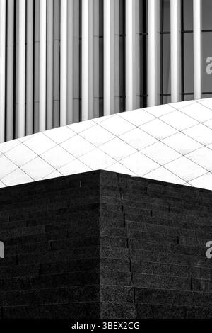 Dettaglio architettonico bianco e nero della Philharmonie Luxembourg a Lussemburgo. Foto Stock