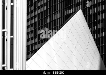 Dettaglio architettonico bianco e nero della Philharmonie Luxembourg a Lussemburgo. Foto Stock