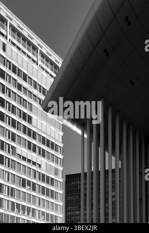 Dettaglio architettonico bianco e nero della Philharmonie Luxembourg a Lussemburgo. Foto Stock