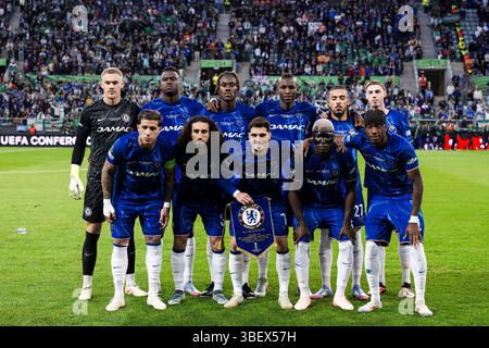 I giocatori del Chelsea FC posano per una foto della squadra prima dell'ultima partita di calcio della UEFA Conference League tra il Real Betis Balompie e il Chelsea FC. Foto Stock