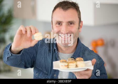 uomo che prepara tapas per i visitatori a casa Foto Stock