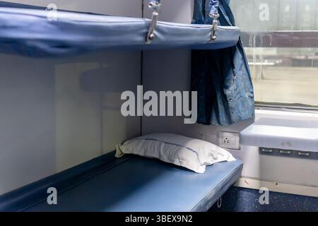 posti a sedere vuoti del pullman ferroviario passeggeri vista dall'interno Foto Stock