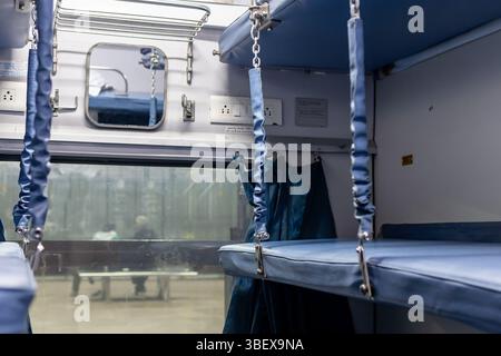 posti a sedere vuoti del pullman ferroviario passeggeri vista dall'interno Foto Stock