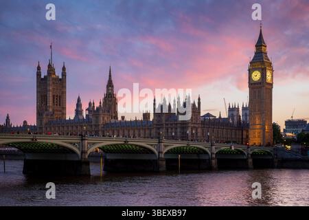 Un bellissimo tramonto sulle Houses of Parliament e Westminster Bridge, Londra, Inghilterra Foto Stock