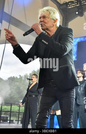 Matthias Reim der deutscher Pop Rock und Schlagersaenger auf der Buehne bei seinem Freiluft Konzert Best of LIVE Open Air 2025 im Amphitheatre am 29.05.2025 in Gelsenkirchen NRW Deutschland *** Matthias Reim il cantante tedesco Pop Rock e Schlager sul palco al suo concerto all'aperto Best of LIVE Open Air 2025 all'Amphitheatre il 29 05 2025 a Gelsenkirchen NRW Germania Foto Stock