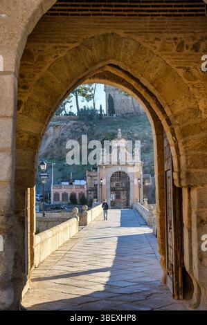 Antico ponte dell'Alcantara sul fiume Tago. Foto Stock