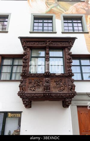 SAN GALLO - SVIZZERA - 19 GENNAIO 2025: Finestra a bovindo in legno ornamentale su un edificio storico con una facciata dipinta a San Gallo, Svizzera Foto Stock