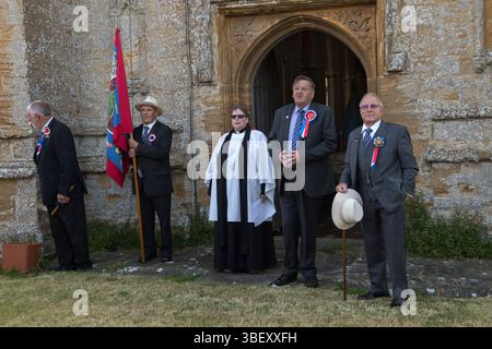 I membri del comitato del villaggio con la signora vicaria si posano per una fotografia ufficiale fuori dalla Holy Trinity Church The Long Sutton Somerset, Inghilterra 2019 UK 2010s HOMER SYKES Foto Stock
