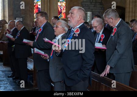 I membri della Long Sutton Friendly Society frequentano la chiesa della Santissima Trinità nel villaggio per il loro servizio annuale. Long Sutton, Somerset, Inghilterra 2019 UK 2010s HOMER SYKES Foto Stock