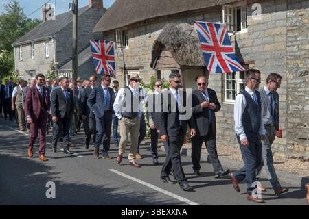 Friendly Societies UK. Giornata annuale del Club Walk Day della Long Sutton Friendly Society. Membri, è una società solo maschile che cammina in processione intorno al villaggio fermandosi in varie grandi case per rinfreschi. Long Sutton, Somerset, Inghilterra 2019 UK 2010s HOMER SYKES Foto Stock