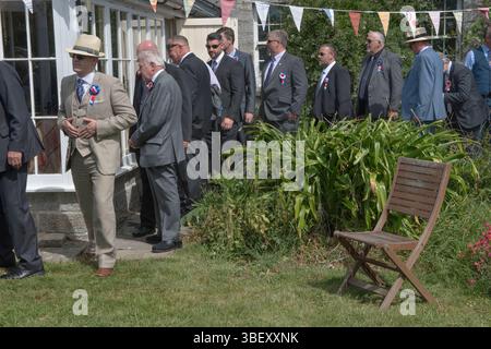 Long Sutton, Somerset, Inghilterra 1 giugno 2019. La Long Sutton Friendly Society si tiene ogni anno per il Club Walk Day, i membri camminano in processione intorno al villaggio e in alcune "grandi" case, dove viene offerto un rinfresco. Solo uomini, i membri fanno la fila per le birre e le bevande analcoliche. Long Sutton, Somerset, Inghilterra 2019 UK 2010s HOMER SYKES Foto Stock