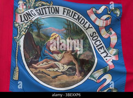 Long Sutton Friendly Society Club Banner. Lato opposto del banner club . Una scena biblica. Il motto del club è United We Stand Divided We Fall. Long Sutton, Somerset, Inghilterra 2019 UK 2010s HOMER SYKES Foto Stock