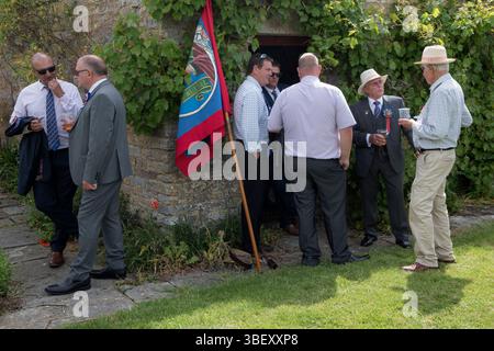 Friendly Societies UK. Il Long Sutton Friendly Society Club Walk Day annuale. Membri, è una società solo maschile che cammina in processione intorno al villaggio fermandosi in varie grandi case per rinfreschi. Birra in giardino con striscione. Long Sutton, Somerset, Inghilterra 2019 UK 2010s HOMER SYKES Foto Stock