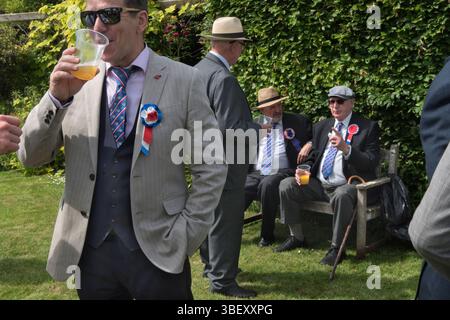 Birra in un bicchiere di plastica. Giornata annuale del Club Walk Day della Long Sutton Friendly Society. Membri, è una società solo maschile che cammina in processione intorno al villaggio fermandosi in varie grandi case per rinfreschi. Long Sutton, Somerset, Inghilterra 2019 UK 2010s HOMER SYKES Foto Stock