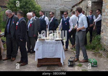 Long Sutton, Somerset, Inghilterra 1 giugno 2019. La Long Sutton Friendly Society si tiene ogni anno per il Club Walk Day, i membri camminano in processione intorno al villaggio e in alcune "grandi" case, dove viene offerto un rinfresco. Charity Farm, Long Sutton offre birre e bevande analcoliche per tutti i membri maschi del club. Long Sutton, Somerset, Inghilterra 2019 UK 2010s HOMER SYKES Foto Stock