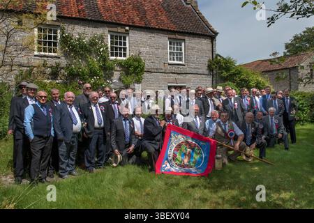 Il gruppo ha posato una foto della Long Sutton Friendly Society, membri del club. Charity Farm, Long Sutton, Somerset, Inghilterra 1 giugno 2019 2010s UK HOMER SYKES Foto Stock