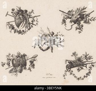Gradmann, Johann, Schleich, Johann Carl, Trofei, attributi appartenenti all'agricoltura e Bacco, timbrati verso, cinque trofei. In alto a sinistra con un cestello di fiori e un rastrello. In alto a destra con una falce, una pala e un cestino di frutta. Nel mezzo con uno staff, libri e una tanica. In basso a sinistra con attributi appartenenti a Bacco. In basso a destra con una carriola con verdure. Editore numero 42., stampa, stampe ornamentali, stampe, altezza 201 mm, larghezza 247 mm, tedesco, 1759 - 1842, stampatore, 1769 - 1842, carta, incisione, pubblicazione (evento), pubblicazione, editore Foto Stock
