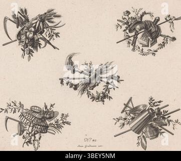 Gradmann, Johann, Schleich, Johann Carl, Trofei, attributi appartenenti all'agricoltura, timbrati verso, cinque trofei. Al piano superiore a sinistra con frutta, verdura e falce. Al piano di sopra, con cornamuse, spartiti e personale. Al centro, con attributi divini come due denti, fulmini e torce. In basso a sinistra con falce e gabbie. In basso a destra con un carrello. Editore numero 42., stampa, stampe ornamentali, stampe, altezza 201 mm, larghezza 247 mm, tedesco, 1759 - 1842, stampatore, 1769 - 1842, carta, incisione, pubblicazione (evento), pubblicazione, editore Foto Stock