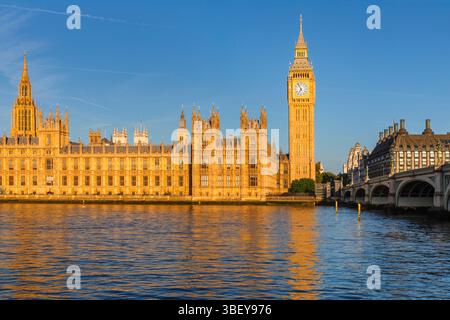 House of Parliament con Big Ben e Westminster Bridge, Londra, Inghilterra Foto Stock