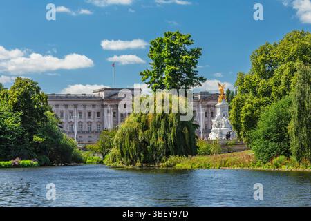 St.James's Park e Buckingham Palace, City of Westminster, Londra, Inghilterra Foto Stock