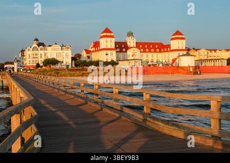 Molo e casa termale, Binz, Ruegen Island, Mar Baltico, Meclemburgo-Pomerania occidentale, Germania Foto Stock