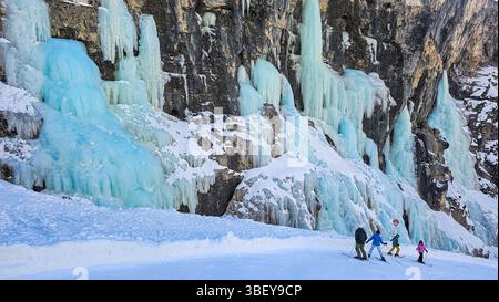 Cascata di ghiaccio lungo il versante del Lagazuoi, Dolomiti, Italia Foto Stock