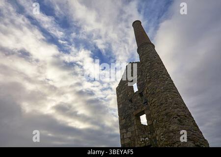 The ruined engine house of Carn Galver tin mine against the afternoon light, near Pendeen, Cornwall, Great Britain. Foto Stock