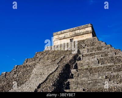El Castillo o Tempio di Kukulcan, vista ad angolo basso, Chichen Itza, Stato dello Yucatan, Messico Foto Stock