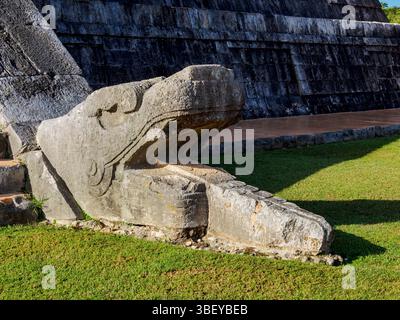 Serpente a El Castillo o Tempio di Kukulcan, Chichen Itza, Stato dello Yucatan, Messico Foto Stock