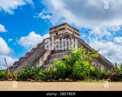 El Castillo o Tempio di Kukulcan, vista ad angolo basso, Chichen Itza, Stato dello Yucatan, Messico Foto Stock