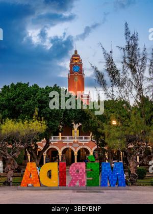 Merida Letters e Municipio al tramonto, Plaza grande, Merida, Yucatan State, Messico Foto Stock