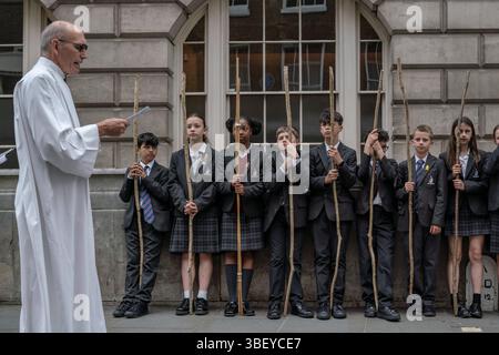 Londra, Regno Unito. 29 maggio 2025. Il reverendo Dr. John Barker, sacerdote associato di tutti i doni della Torre, recita una preghiera prima che gli studenti del St Dunstan's College eseguano "Beating the Bounds" il giorno dell'Ascensione. L'antica usanza è ancora osservata in molte parrocchie inglesi. Crediti: Guy Corbishley/Alamy Live News Foto Stock