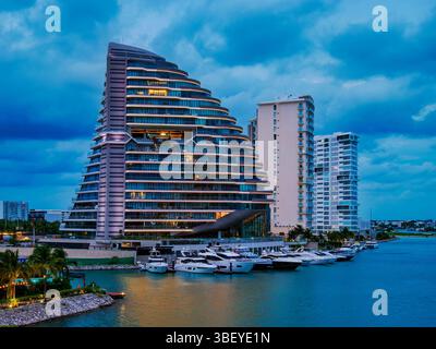 Shark Tower al crepuscolo, Puerto Cancun, Cancun, Quintana Roo State, Messico Foto Stock