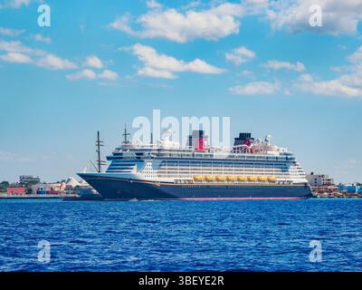 Nave da crociera sulla costa di San Miguel de Cozumel, isola di Cozumel, Stato di Quintana Roo, Messico Foto Stock