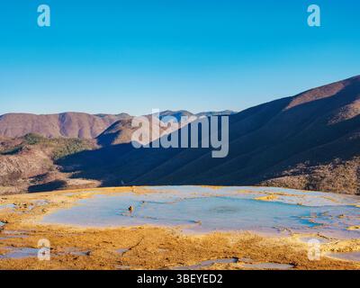 Hierve el Agua al tramonto, San Lorenzo Albarradas, Stato di Oaxaca, Messico Foto Stock