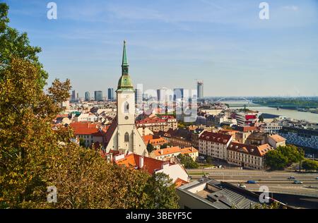 Slovacchia, Bratislava - 8 ottobre 2022: Vista dall'alto della cattedrale di Santa Maria e della città di Bratislava, Slovacchia Foto Stock