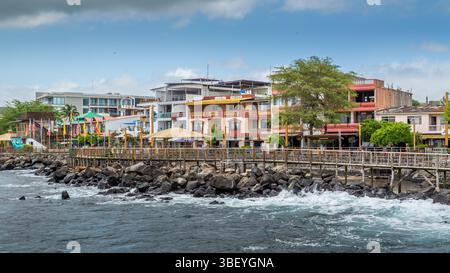 Il lungomare di Puerto Baquerizo Moreno, l'isola di San Cristobal, le Galapagos, Ecuador. Capoluogo del Cantone di San Cristobal, la città è un centro per il quale è situata Foto Stock