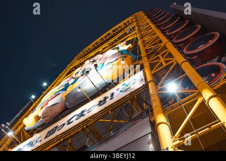 Guardando verso la ruota panoramica di Don quijote. Notte nella zona di Dotonbori, Osaka, Kansai, Giappone, Foto Stock